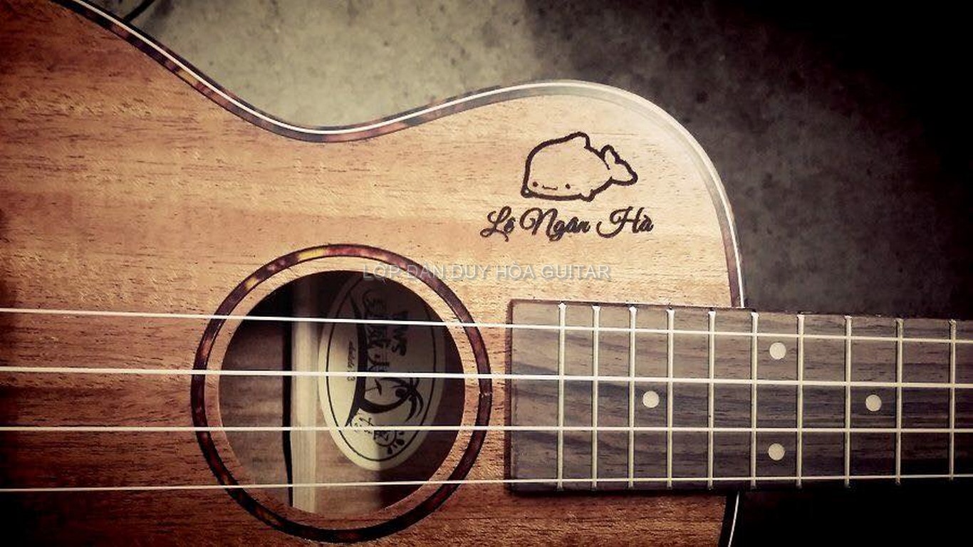 Khắc chữ lên đàn guitar